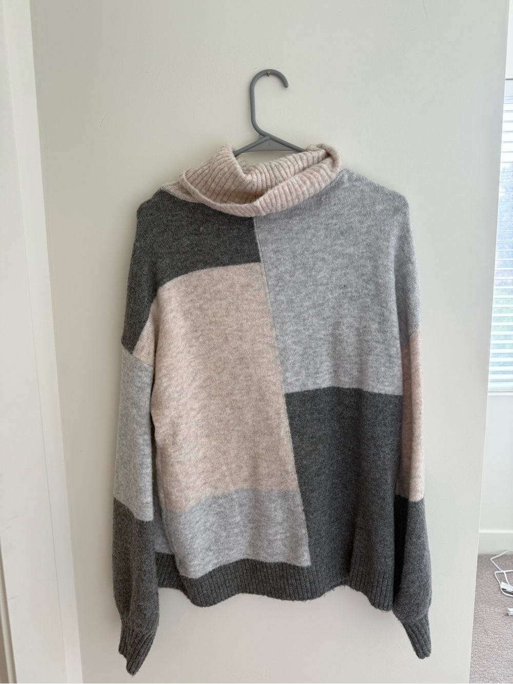 Staccato Neutral Colorblock Turtleneck Sweater in Gray and Cream